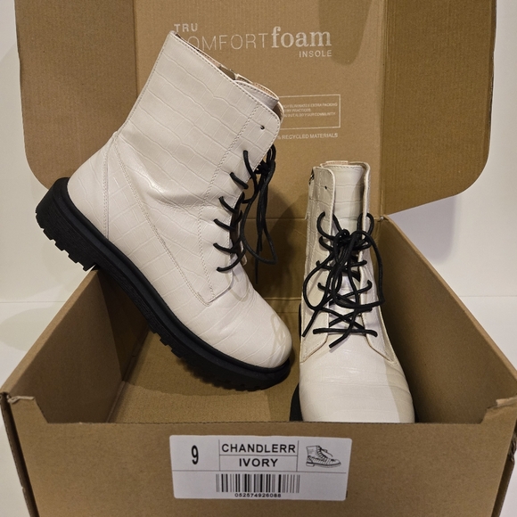 Womens Chandlerr Ivory Zip Boots Size 9 - Picture 1 of 5